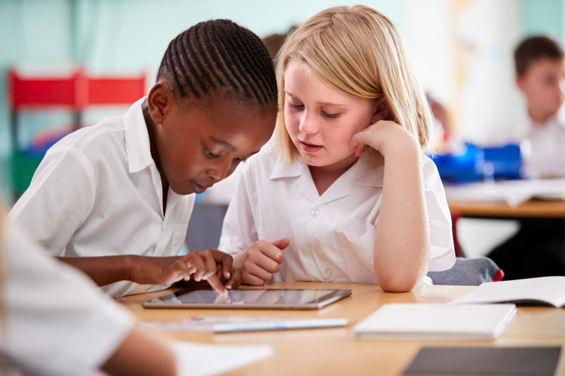 Schoolchildren working together